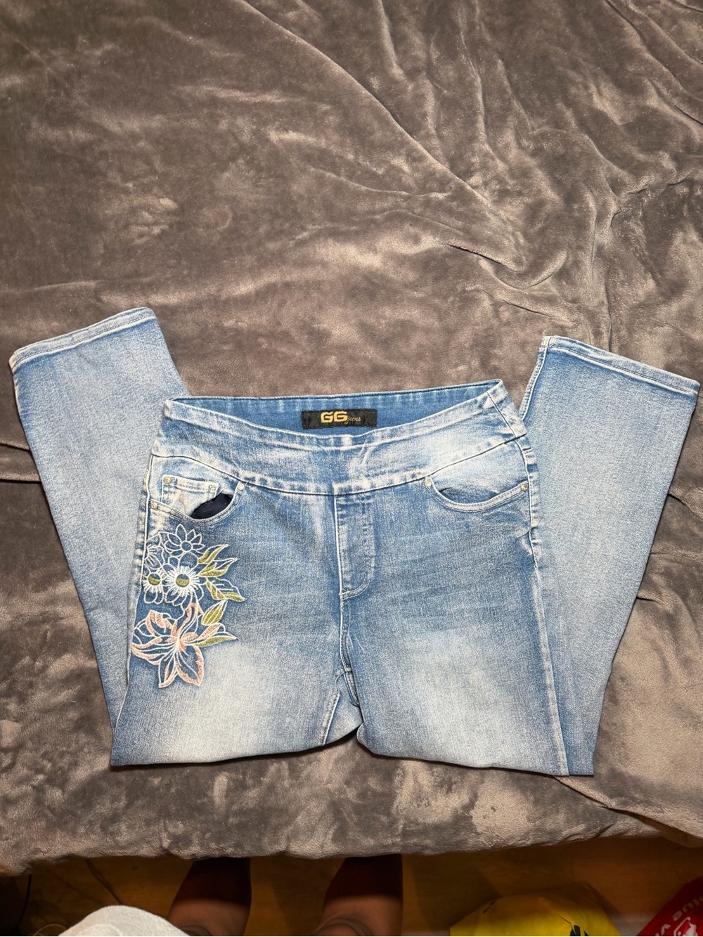 GG Jeans Light Blue Cropped Jeans with Floral Embroidery